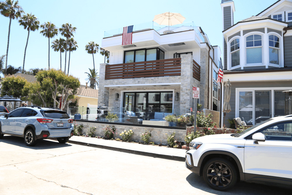 Glass-railing-fence-in-front-yard-and-on-roof-top-installation.png