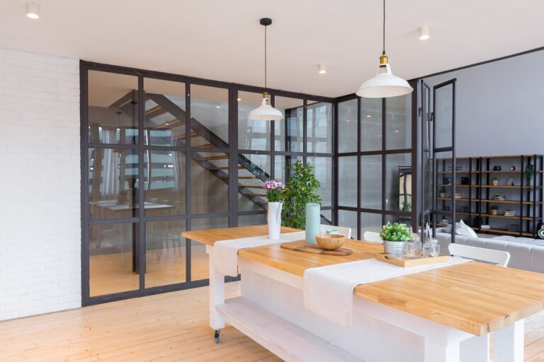 Photo of floor-to-ceiling glass partition walls in a dining room in a modern house